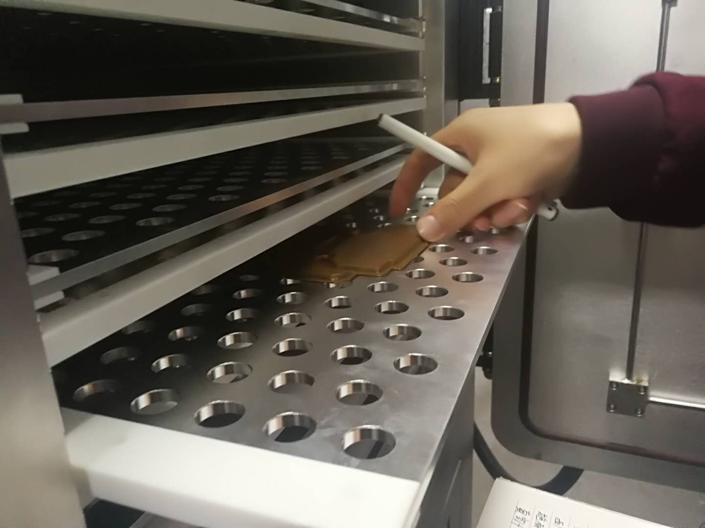 铜片处理3 放入等离子清洗机内
